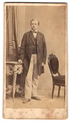 Fotografie C. Höpfner, Halle a. S., Alter Markt 1, Junger Herr in modischer Kleidung