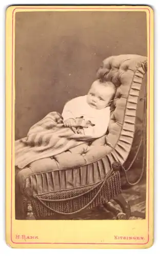 Fotografie H. Rank, Kitzingen, Bahnhofstrasse, Süsses Kleinkind im Hemd mit einer Decke