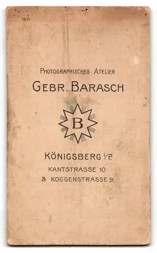 Fotografie Gebr. Barasch, Königsberg i. P., Kantstr. 10, Koggenstr. 9, Junge Dame in modischer Kleidung