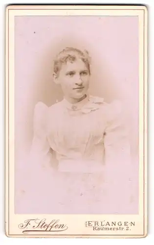 Fotografie F. Steffen, Erlangen, Raumerstr. 2, Junge Dame im weissen Kleid