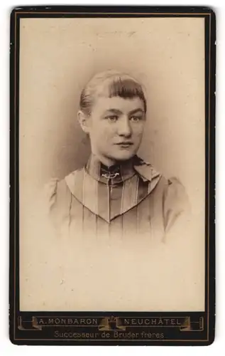 Fotografie A. Monbaron, Neuchâtel, 17, Rue de l`Hôpital, Junge Dame mit zurückgebundenem Haar