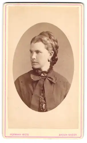 Fotografie Hermann Witte, Baden-Baden, Schillerstr., Junge Dame mit Hochsteckfrisur und Kragenbrosche