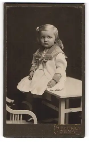 Fotografie A. Helfrich, Jena, Kleines Mädchen im Matrosenkleid