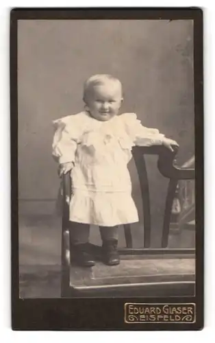 Fotografie Eduard Glaser, Eisfeld, Obere Marktstr. 28, Süsses Kleinkind im weissen Kleid