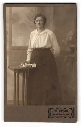 Fotografie W. Pfohl, Hohenelbe, Kaiser-Wilhelmstr. 4, Junge Dame in weisser Bluse und Rock