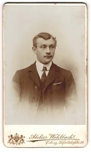 Fotografie A. Wohlbach, Coburg, Seifartshofstr. 36, Junger Herr im Anzug mit Krawatte