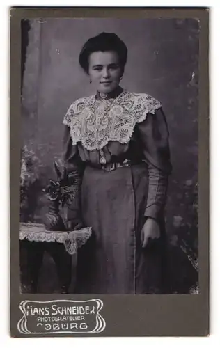 Fotografie Hans Schneider, Coburg, Junge Dame im Kleid mit Spitzenkragen