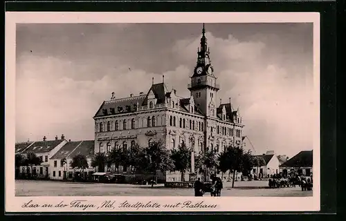 AK Laa a. d. Thaya, Stadtplatz mit Rathaus