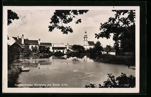 AK Kirchberg am Walde /N.-Oe., Uferpartie mit Kirche