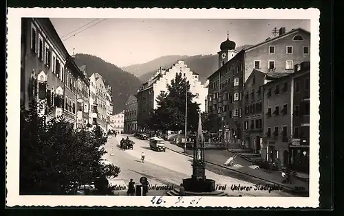 AK Kufstein /Unterinntal, Unterer Stadtplatz mit Geschäften und Denkmal