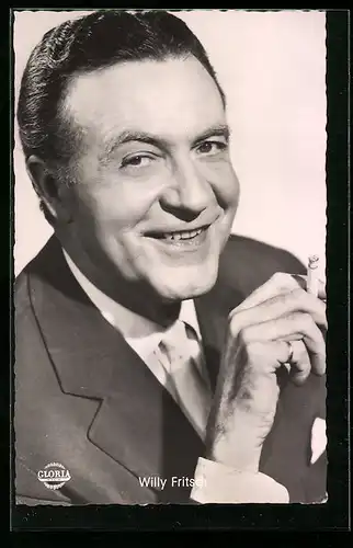 AK Schauspieler Willy Fritsch mit Zigarette in die Kamera lächelnd