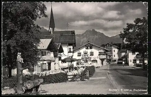 AK Seefeld i. T., Dorfstrasse mit Kirchturm
