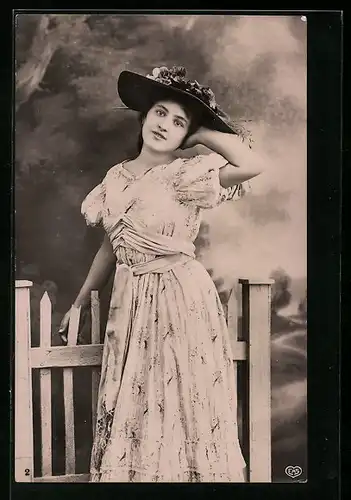 Foto-AK EAS Nr. 2: Hübsche Dame im Kleid mit Hut