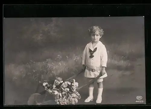 Foto-AK EAS Nr. 4415 /3: Junger Bube im Matrosenanzug mit Blumen