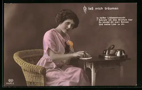 Foto-AK EAS Nr. 09197 /2: Junge Dame sitzt am Tisch und schreibt