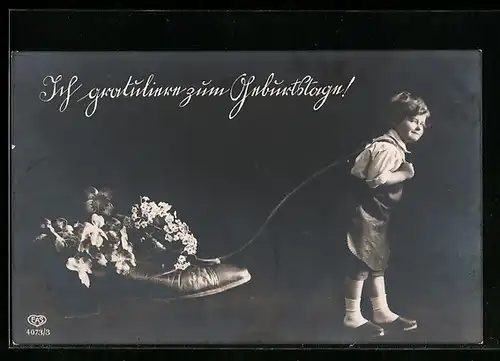 Foto-AK EAS Nr. 4073 /3: Junger Knabe zieht grossen Schuh mit Blumen