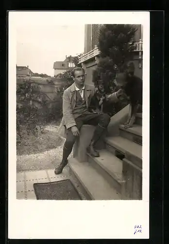 Foto-AK Wiesbaden, Hofseite einer Villa in der Gottfried-Kinkel-Strasse, Herr mit Hunden