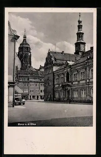 AK Pirna /Elbe, Strassenpartie mit Turm und Auto