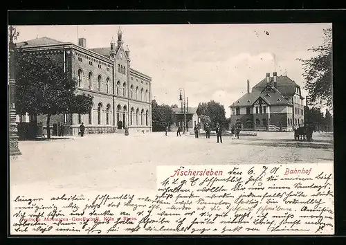 AK Aschersleben, Bahnhof mit Vorplatz und Passanten