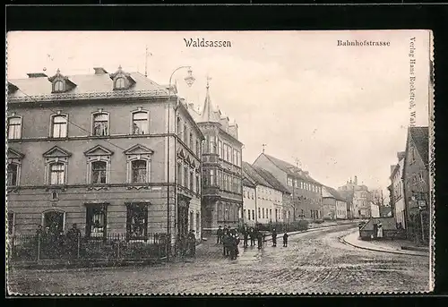 AK Waldsassen, Bahnhofstrasse mit Kindergruppe