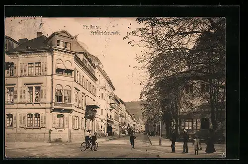 AK Freiburg, Friedrichstrasse mit Schülergruppe, Fahrrad