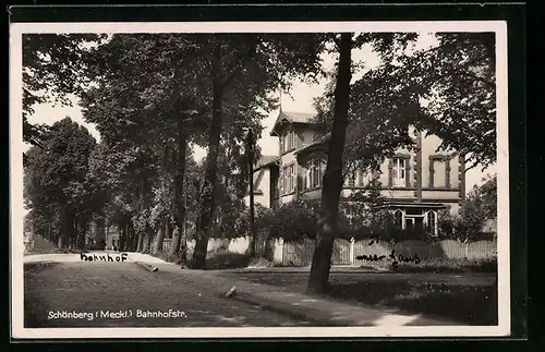AK Schönberg /Meckl., Bahnhofstrasse mit Bahnhof und Villa