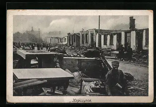 AK Kopczynce, Strassenansicht mit Soldaten vor Häuserruinen