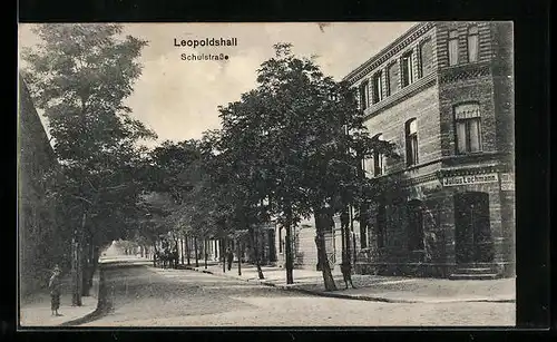 AK Leopoldshall, Schulstrasse mit Geschäft Julius Lochmann