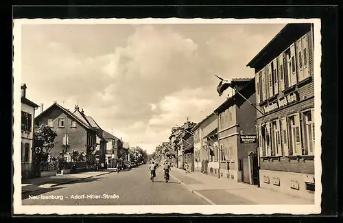 AK Neu-Isenburg, Strasse an der Buchdruckerei Koch, zwei Radfahrer auf dem Weg zur Arbeit