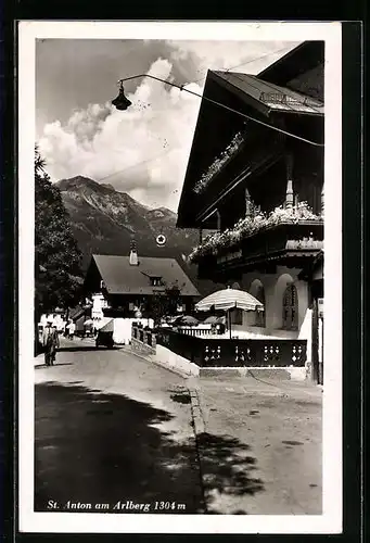 AK St. Anton am Arlberg, Strassenpartie vor dem Gasthof Alpenrose
