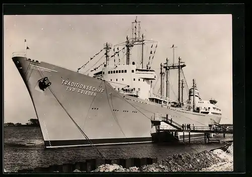 AK Handelsschiff Traditionsschiff Typ Frieden im Hafen
