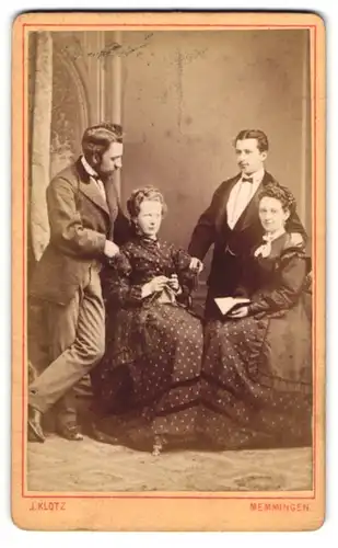 Fotografie J. Klotz, Memmingen, Bürgerliche Familie in eleganter Kleidung