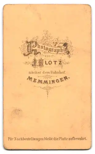 Fotografie J. Klotz, Memmingen, Bürgerliche Familie in eleganter Kleidung