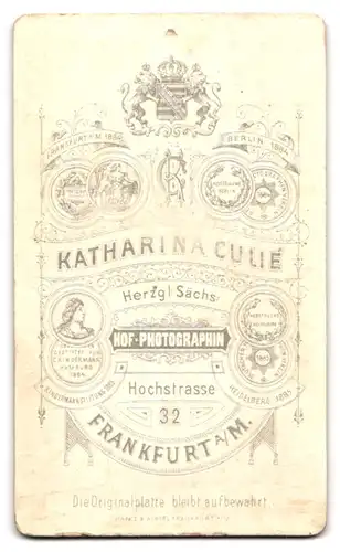 Fotografie K. Culie, Frankfurt a./M., Hochstr. 32, Schöne Dame im hochgeschlossenen Kleid mit gebundenem Haar