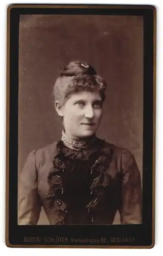 Fotografie Gustav Schlüter, Goslar a./H., Breitestrasse 92, Hübsche Dame mit gebundem Haar im hochgeschlossenen Kleid