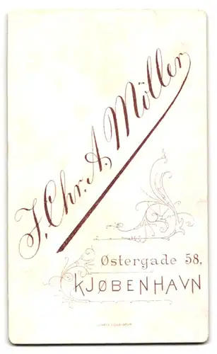 Fotografie J. Chr. A. Möller, Kopenhagen, Ostergade 58, Bürgerliche Dame im schwarzen hochgeschlossenen Kleid