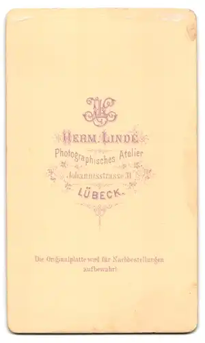 Fotografie Herm. Linde, Lübeck, Johannisstrasse 31, Hübsche junge Dame im hochgeschlossenen Kleid mit Ohrringen