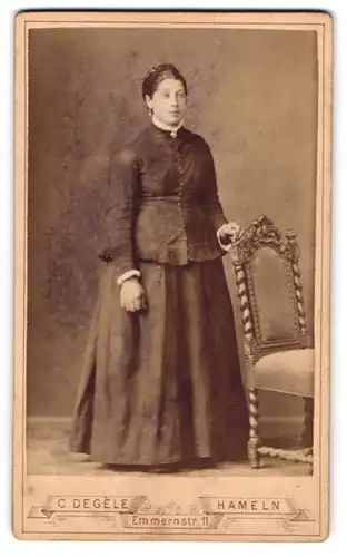 Fotografie C. Degèle, Hameln, Emmernstr. 11, Beleibte bürgerliche Dame im schwarzen Kleid mit geflochtenem Haar