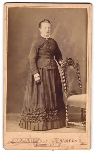 Fotografie C. Degèle, Hameln, Emmernstr. 11, Beleibte bürgerliche Dame im schwarzen hochgeschlossenen Kleid