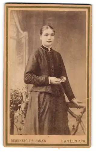 Fotografie Bernhard Tielemann, Hameln a./M., Bäckerstrasse Nr. 2, Hübsche junge Dame im Kleid mit gescheiteltem Haar