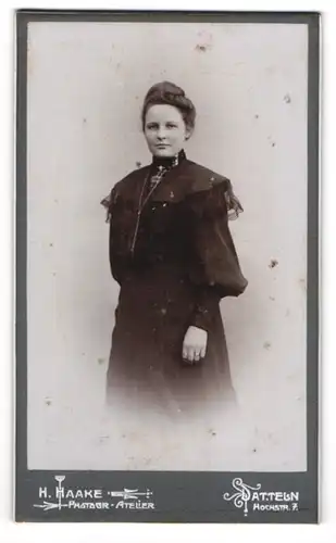 Fotografie H. Haake, Datteln, Hochstr. 7, Bürgerliche Dame im schwarzen hochgeschlossenen Kleid mit gebundenem Haar