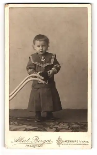 Fotografie Albert Berger, Blankenburg a./Harz, Süsses Kleinkind im Matrosenanzug