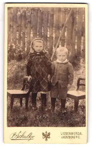 Fotografie P. Schultze, Liebenwerda, Geschwisterpaar im Sonntagsgewand mit ernstem Blick