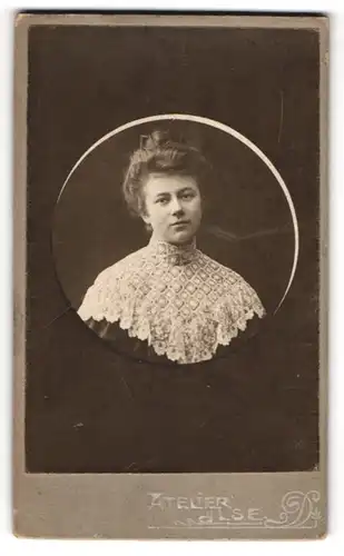 Fotografie Atelier Ilse, Iserlohn i./W., Hagener-Strasse 35, Hübsche Dame im schwarzen Kleid mit weissem Spitzenkragen