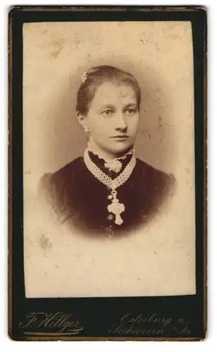 Fotografie F. Hillger, Osterburg, Hübsche Dame im schwarzen hochgeschlossenen Kleid mit Kreuzkette