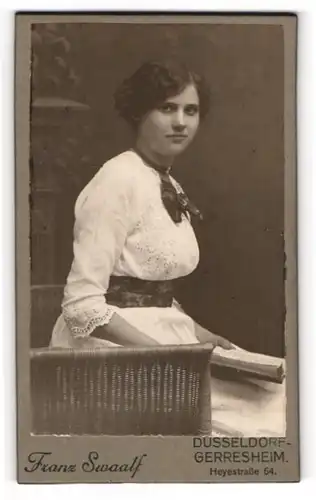 Fotografie Franz Swaalf, Düsseldorf-Gerresheim, Heyestrasse 64, Hübsche Dame im weissen Kleid mit Buch in Händen