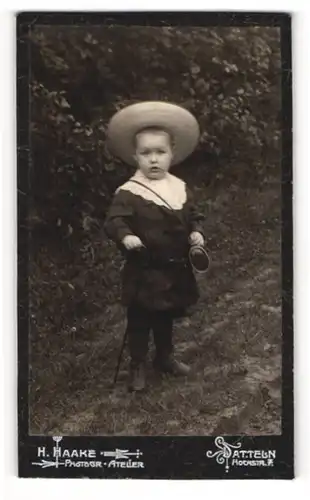 Fotografie H. Haake, Datteln, Hochstr. 7, Süsses Kleinkind im Kleid mit Spitzenkragen und Hut