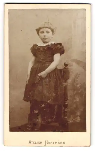 Fotografie Atelier Hartmann, Cöthen, Augustenstr. 60, Niedliches junges Mädel im schwarzen Kleid mit kurzem Haar