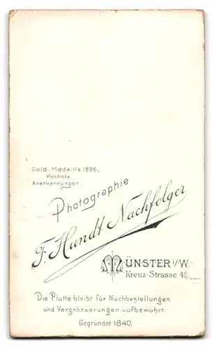 Fotografie F. Hundt Nachf., Münster i./W., Kreuz-Strasse 42, Pausbäckige junge Dame im hochgeschlossenen Kleid