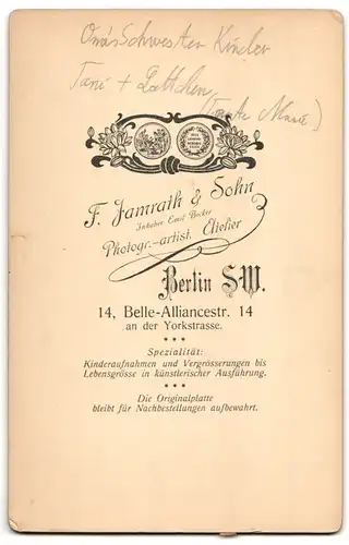 Fotografie F. Jamrath & Sohn, Berlin, Belle-Alliancestrasse 4, Zwei Geschwisterchen in samtenen Kleidern